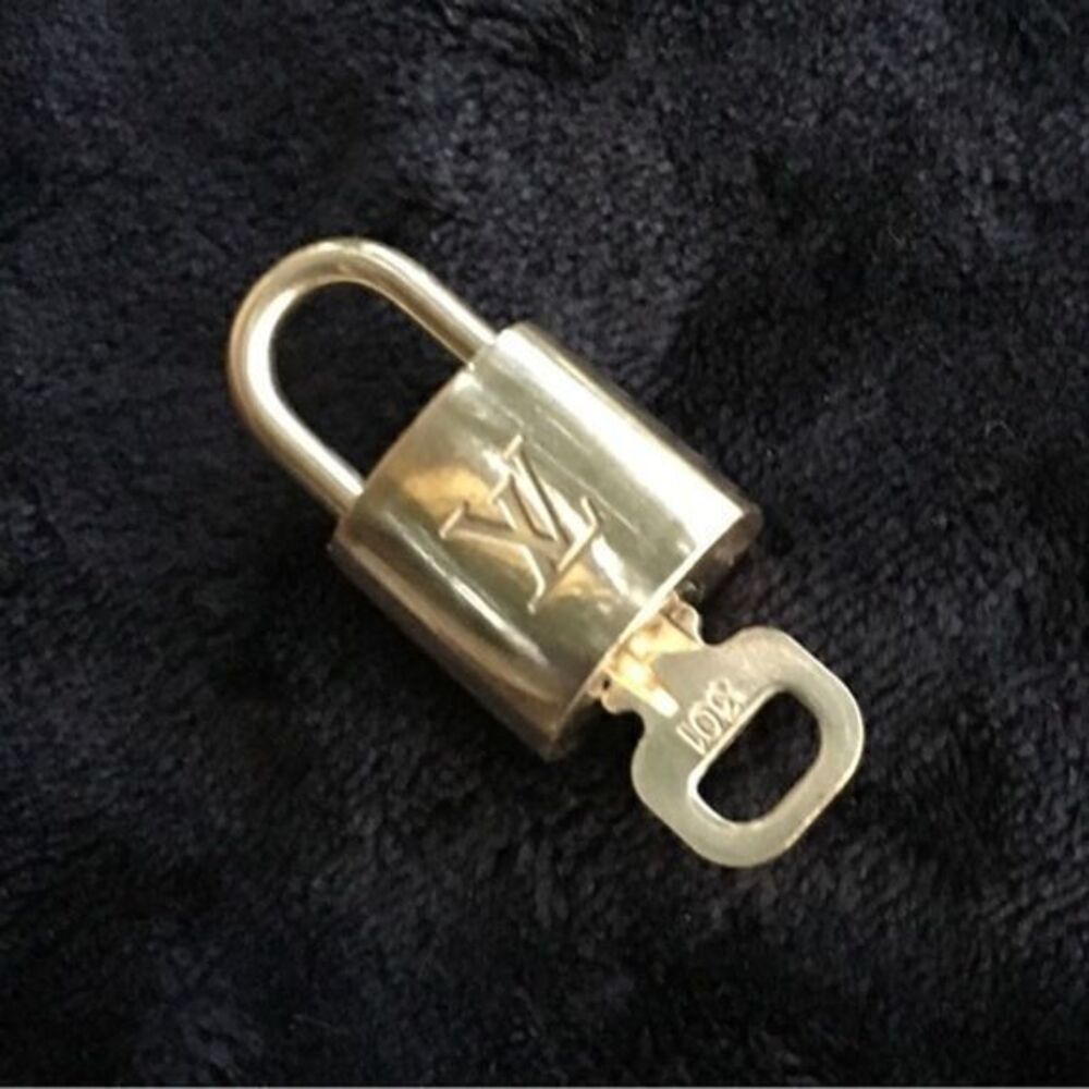 AUTHENTIC Near Mint Louis Vuitton lock and key - Picture 9 of 13